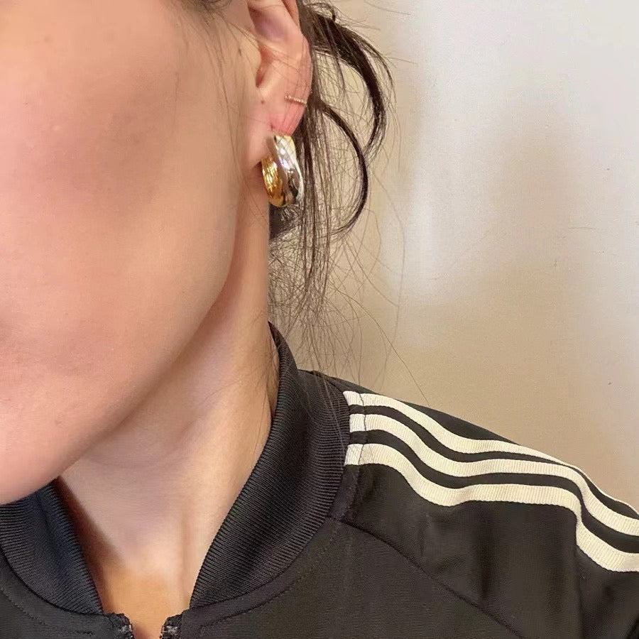 Dual Twisted Hoops